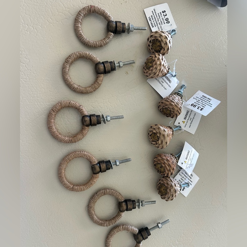 Set of 12 knobs/pulls